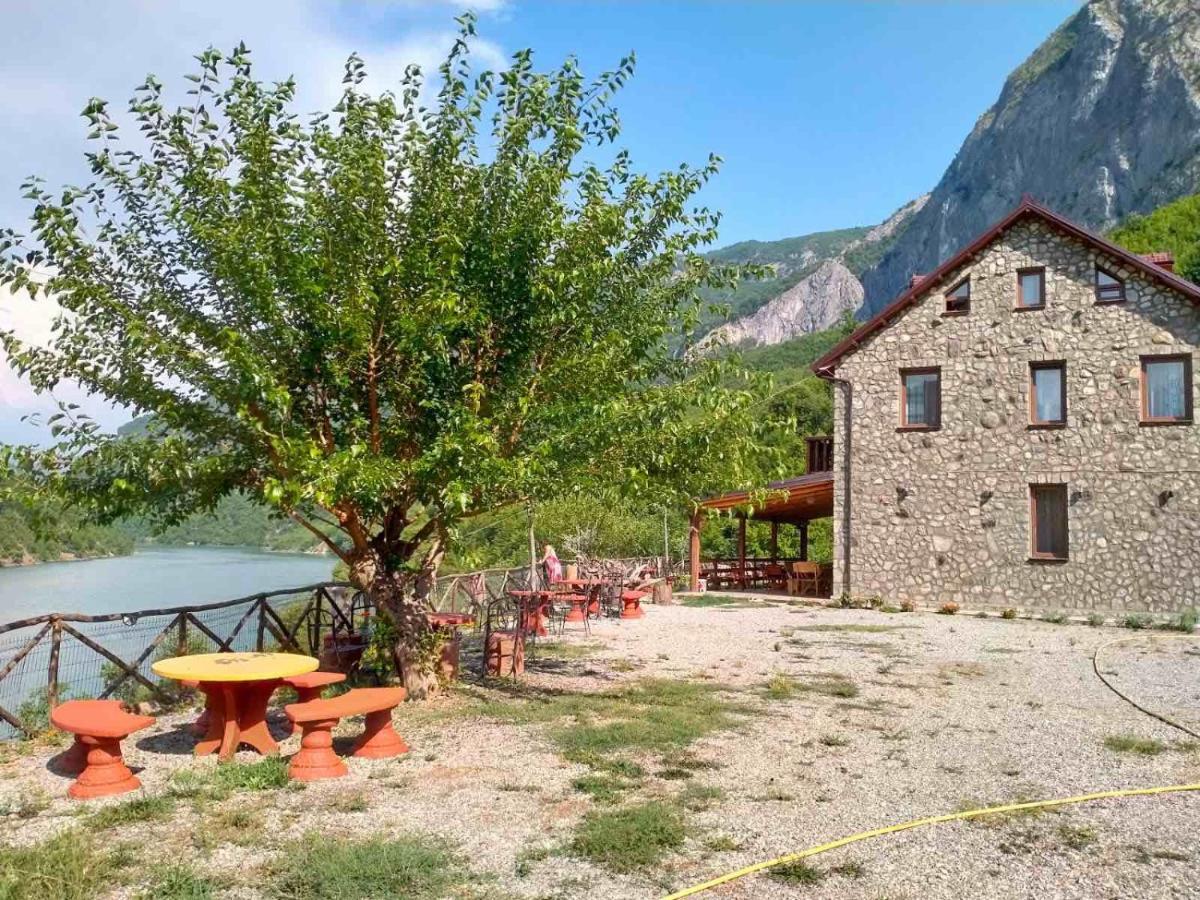 Guest House Aprripe Guri Firza Kültér fotó